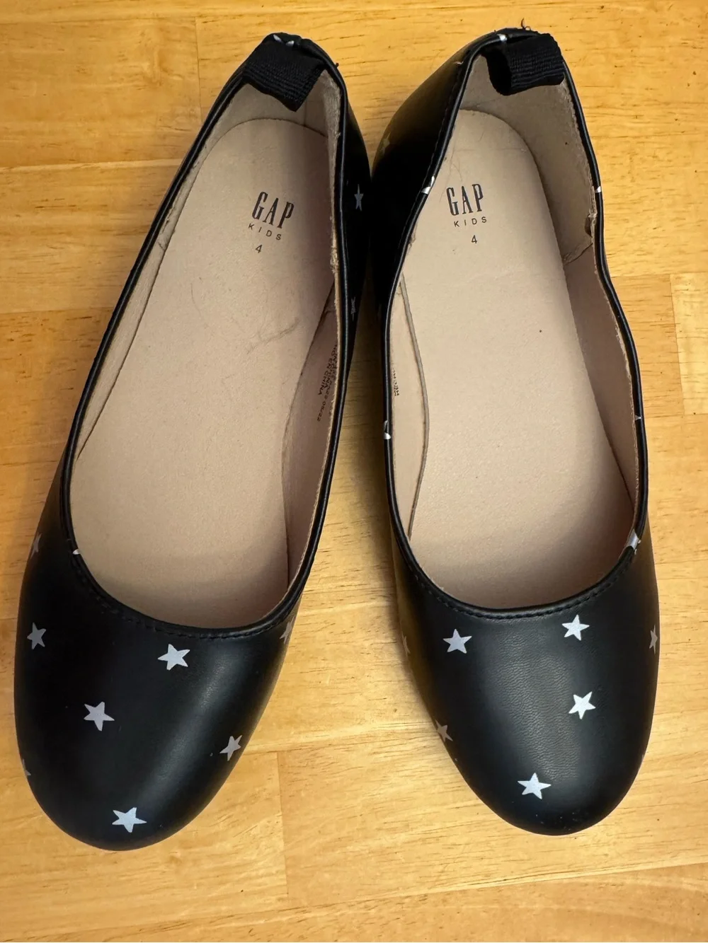 ⭐ GAP Kids Black Star Print Ballet Flats Size 4 Girls Slip On Shoes ⭐